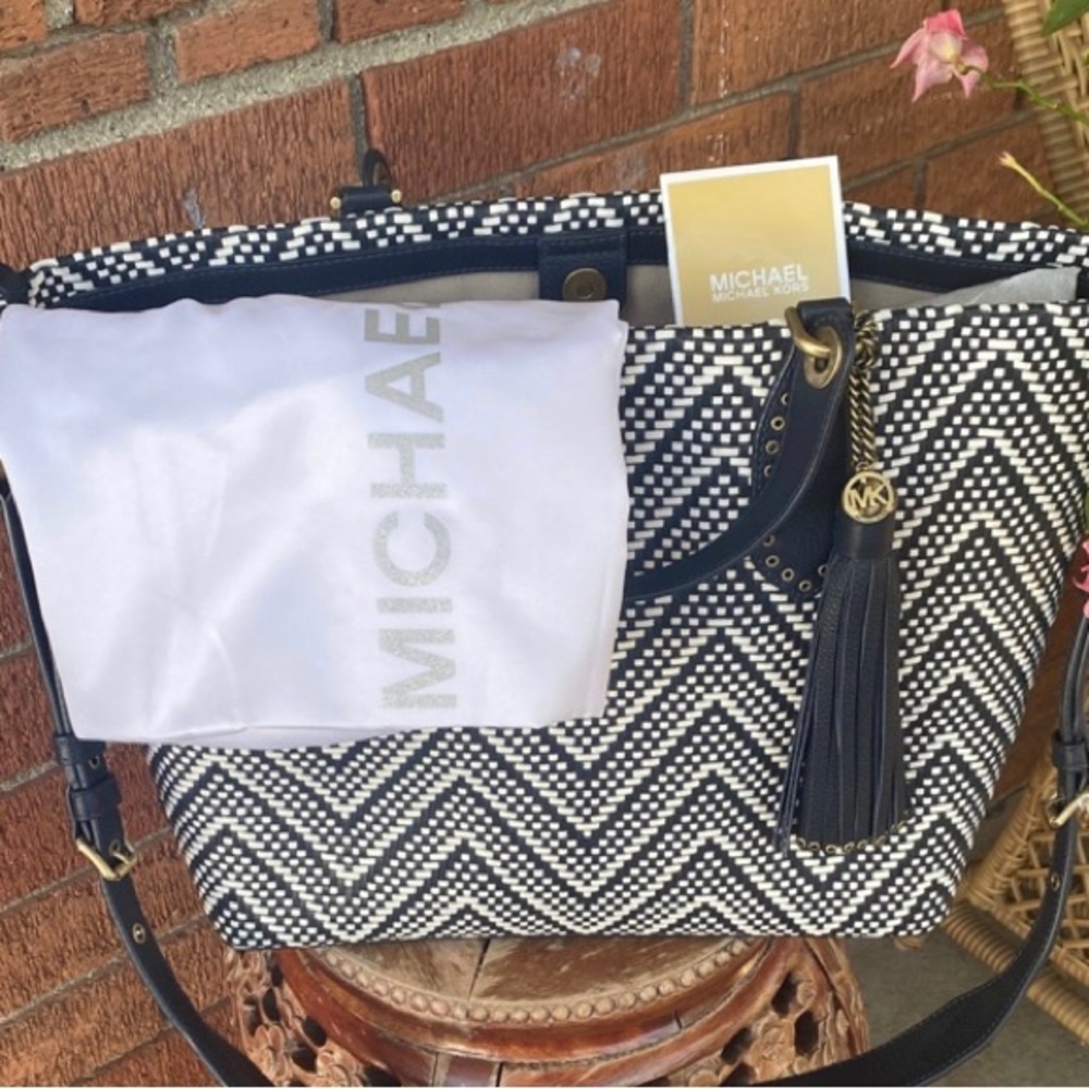 🤍💙gorgeous Micheal kors Brooklyn Large Woven Leather Satchel white and navy 🤍💙 - Picture 4 of 11